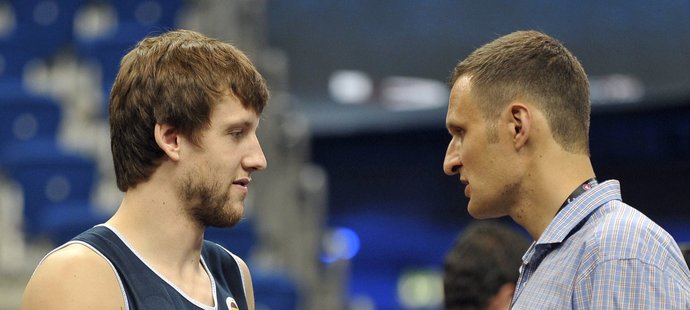 Jan Veselý (vlevo) v rozhovoru s bývalým basketbalistou Jiřím Zídkem