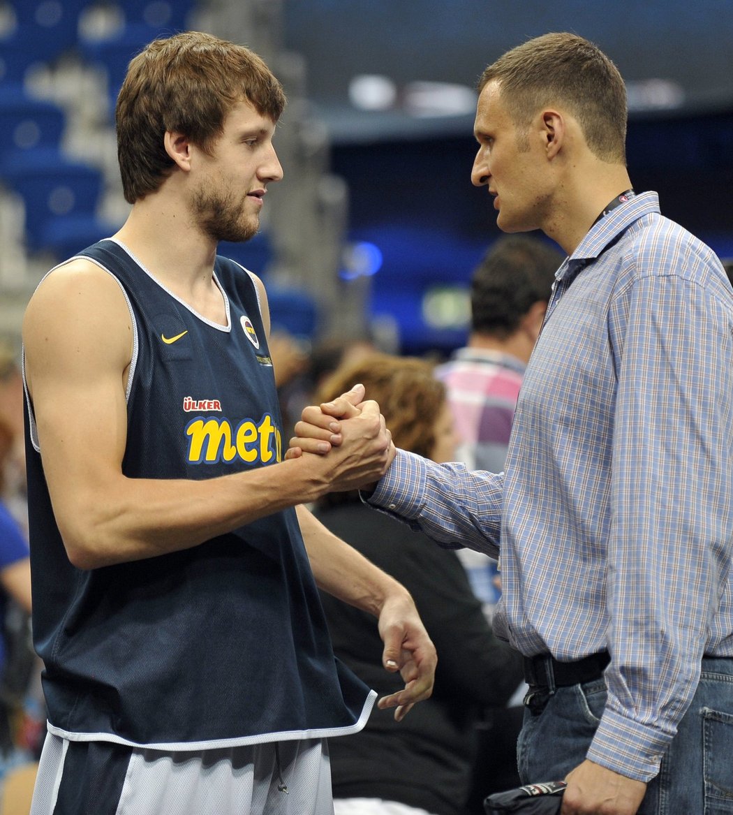 Jan Veselý (vlevo) v rozhovoru s bývalým basketbalistou Jiřím Zídkem