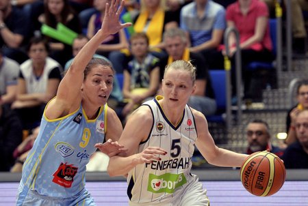 Zleva Laia Palauová z USK a Agnieszka Bibrzycká z Fenerbahce