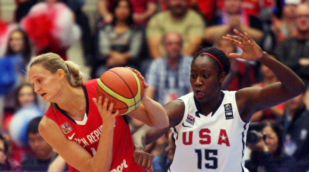 Srdnatý výkon na zlato nestačil. České basketbalistky ve finále MS podlehly USA a na turnaji obsadily skvělé druhé místo