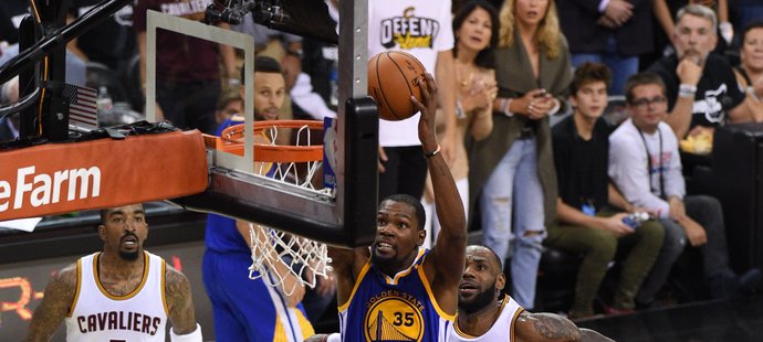 Cleveland odvrátil konec finále NBA, Golden State zdolal 137:116