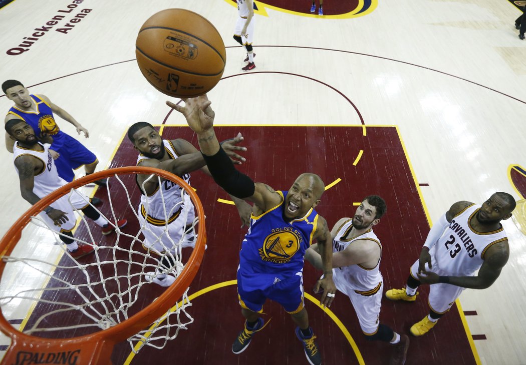 Cleveland odvrátil konec finále NBA, Golden State zdolal 137:116