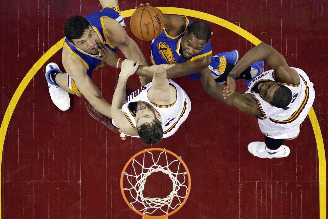 Cleveland odvrátil konec finále NBA, Golden State zdolal 137:116