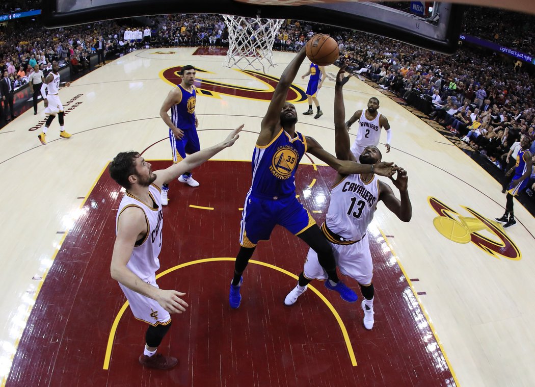 Cleveland odvrátil konec finále NBA, Golden State zdolal 137:116