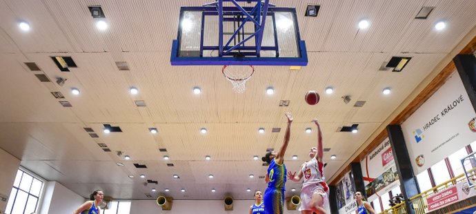Basketbalistky USK Praha vyhrály ve druhém finálovém utkání v Hradci Králové 100:68 a jediný úspěch je dělí od zisku rekordního 15. ligového titulu