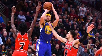 Curryho rekord padl! Jeho spoluhráč Thompson trefil 14 trojek proti Chicagu