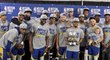 Basketbalisté Golden State pózují s pohárem pro vítěze Západní konference