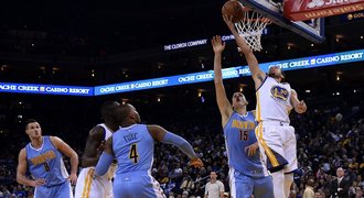 Golden State drží šňůru neporazitelnosti, Toronto prohrálo