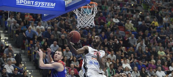 Nymburský Howard Sant-Roos v zápase VTB ligy proti CSKA Moskva.