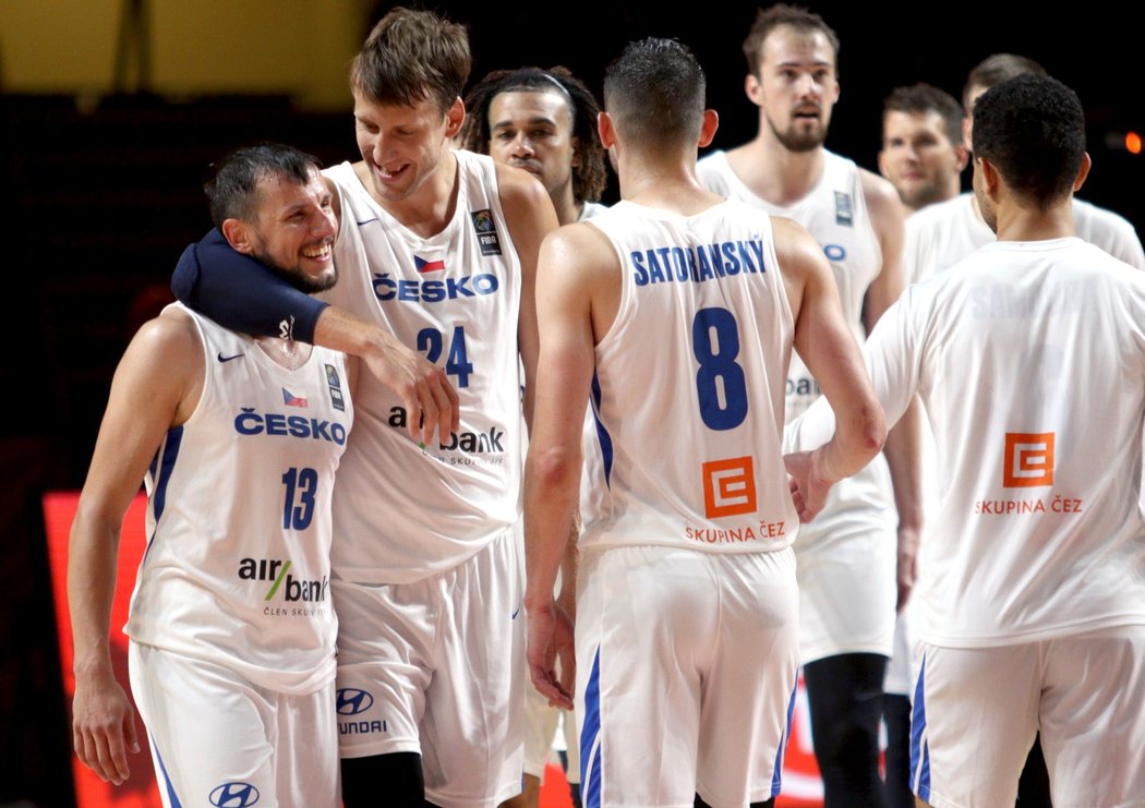 Jakub Šiřina (vlevo) oslavuje se spoluhráči výhru nad Uruguayí