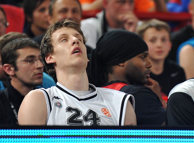 Český basketbalista Jan Veselý se v srbské superlize přimotal do velké bitky. Český basketbalista Jan Veselý se v srbské superlize přimotal do velké bitky.