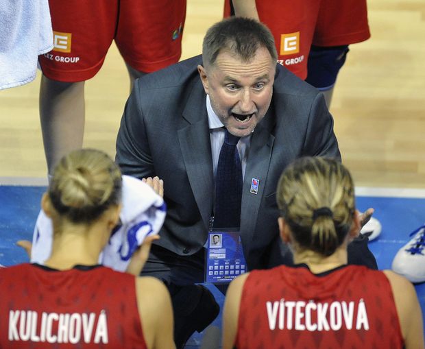 Trenér českého týmu Lubor Blažek se svými svěřenkyněmi Trenér českého týmu Lubor Blažek se svými svěřenkyněmi