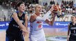Basketbalistka Jelena Levčenková  skončila v říjnu na 15 dní ve vězení za účast na demonstracích proti autoritářskému režimu prezidenta Alexandra Lukašenka.