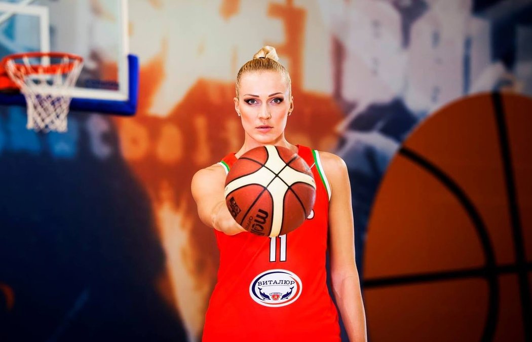 Basketbalistka Jelena Levčenková  skončila v říjnu na 15 dní ve vězení za účast na demonstracích proti autoritářskému režimu prezidenta Alexandra Lukašenka.