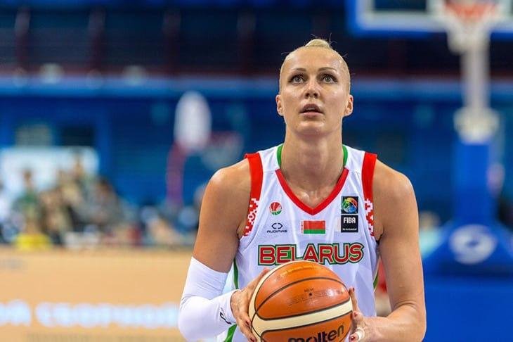 Basketbalistka Jelena Levčenková  skončila v říjnu na 15 dní ve vězení za účast na demonstracích proti autoritářskému režimu prezidenta Alexandra Lukašenka.