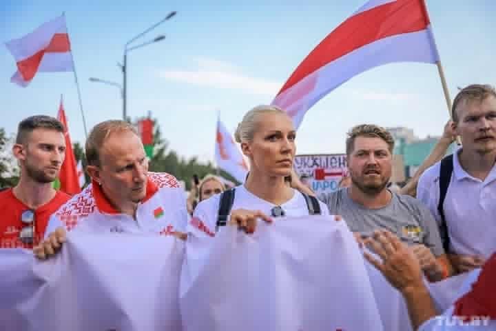 Basketbalistka Jelena Levčenková  skončila v říjnu na 15 dní ve vězení za účast na demonstracích proti autoritářskému režimu prezidenta Alexandra Lukašenka.