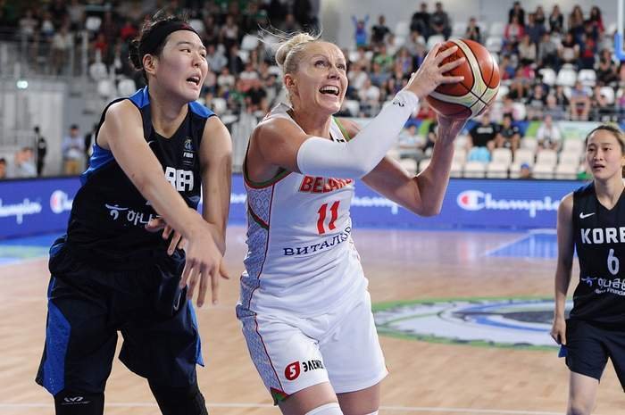 Basketbalistka Jelena Levčenková  skončila v říjnu na 15 dní ve vězení za účast na demonstracích proti autoritářskému režimu prezidenta Alexandra Lukašenka.