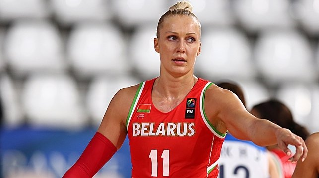 Basketbalistka Jelena Levčenková  skončila v říjnu na 15 dní ve vězení za účast na demonstracích proti autoritářskému režimu prezidenta Alexandra Lukašenka.