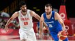 Český basketbalista David Jelínek při utkání v reprezentačním dresu