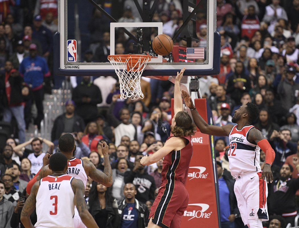 Dwyane Wade se dostal k těžké střele, jenže Markieff Morris nepokryl Kellyho Olynyka a ten po doskoku v poslední vteřině rozhodl o výhře Heat.