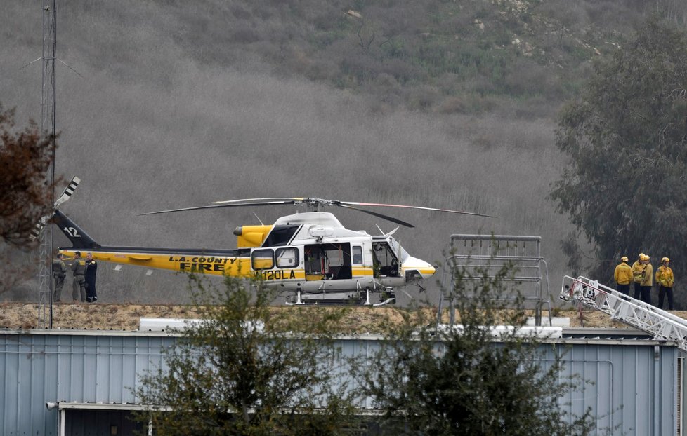 Vrtulník losangelského hasičského sboru u místa neštěstí
