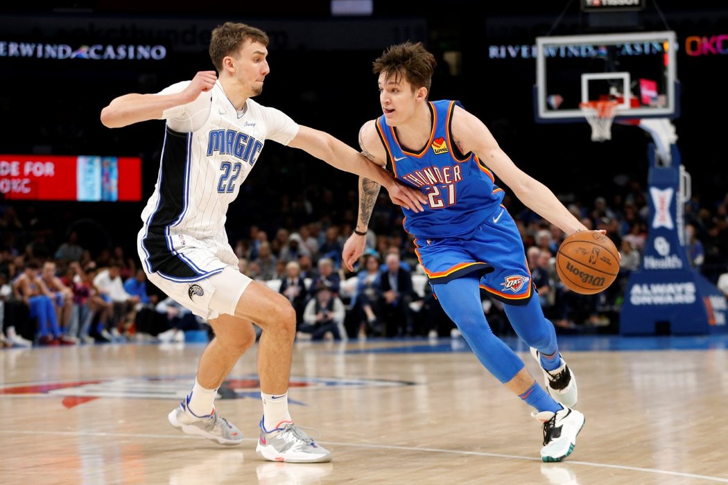 Český basketbalista Vít Krejčí (v modrém) si užívá v Oklahoma City Thunder každou minutu zápasů NBA