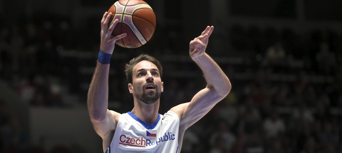 Český basketbalista Vojtěch Hruban v úniku v duelu s Finskem