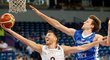 Český basketbalista Jan Veselý se snaží zblokovat Dairise Bertanse z Lotyšska v úvodním zápase olympijské kvalifikace