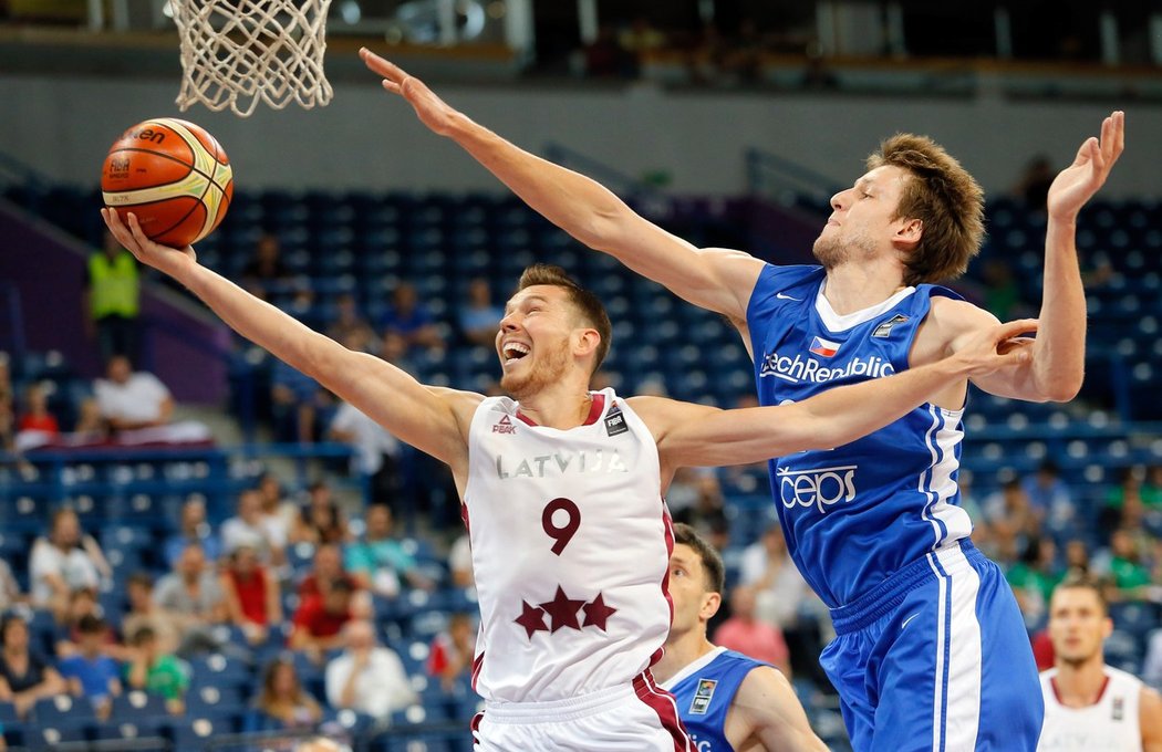 Český basketbalista Jan Veselý se snaží zblokovat Dairise Bertanse z Lotyšska v úvodním zápase olympijské kvalifikace