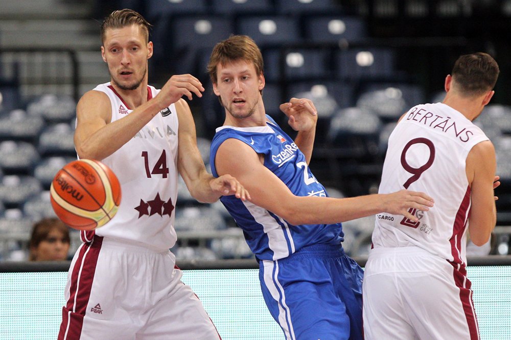 Český basketbalista Jan Veselý mezi dvěma Lotyši