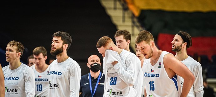 Zklamaní čeští hráči po prohře s Litvou