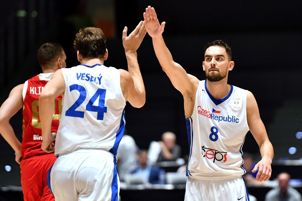 Největší české basketbalové hvězdy v dresu reprezentace Jan Veselý a Tomáš Satoranský