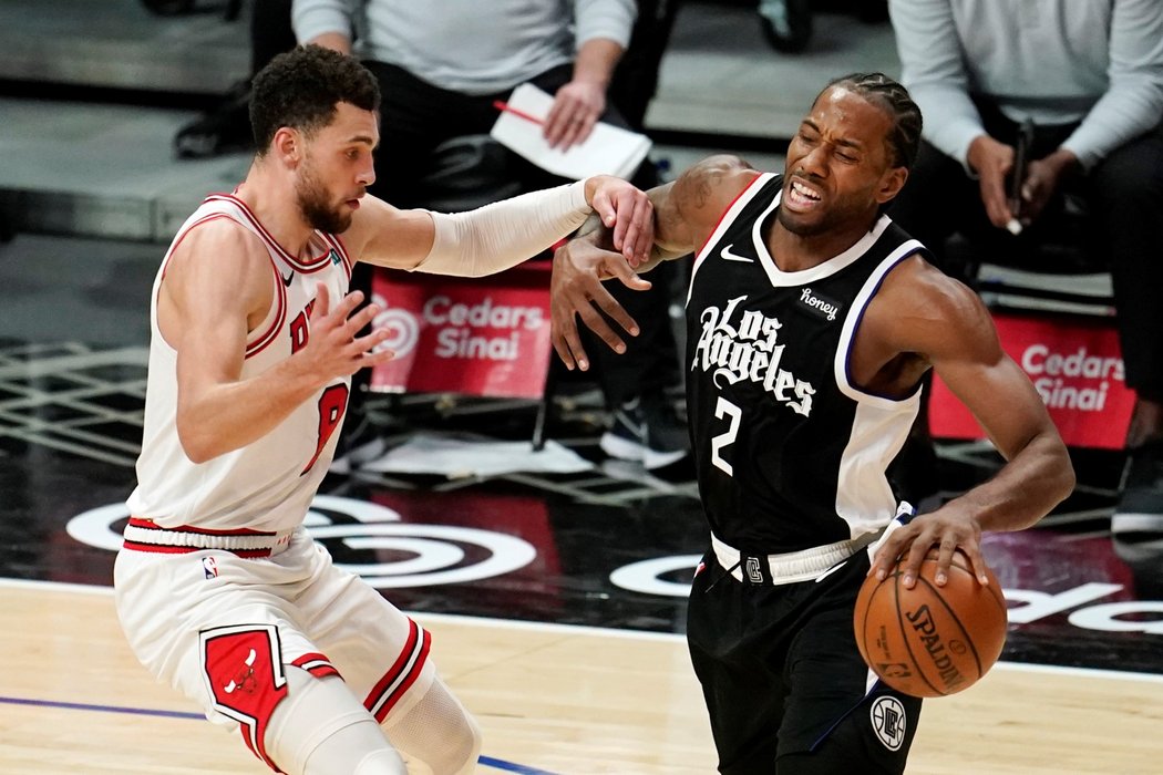 Kawhi Leonard (v černém) z LA Clippers překonal v zápase proti Chicagu hranici 10 tisíc bodů v kariéře