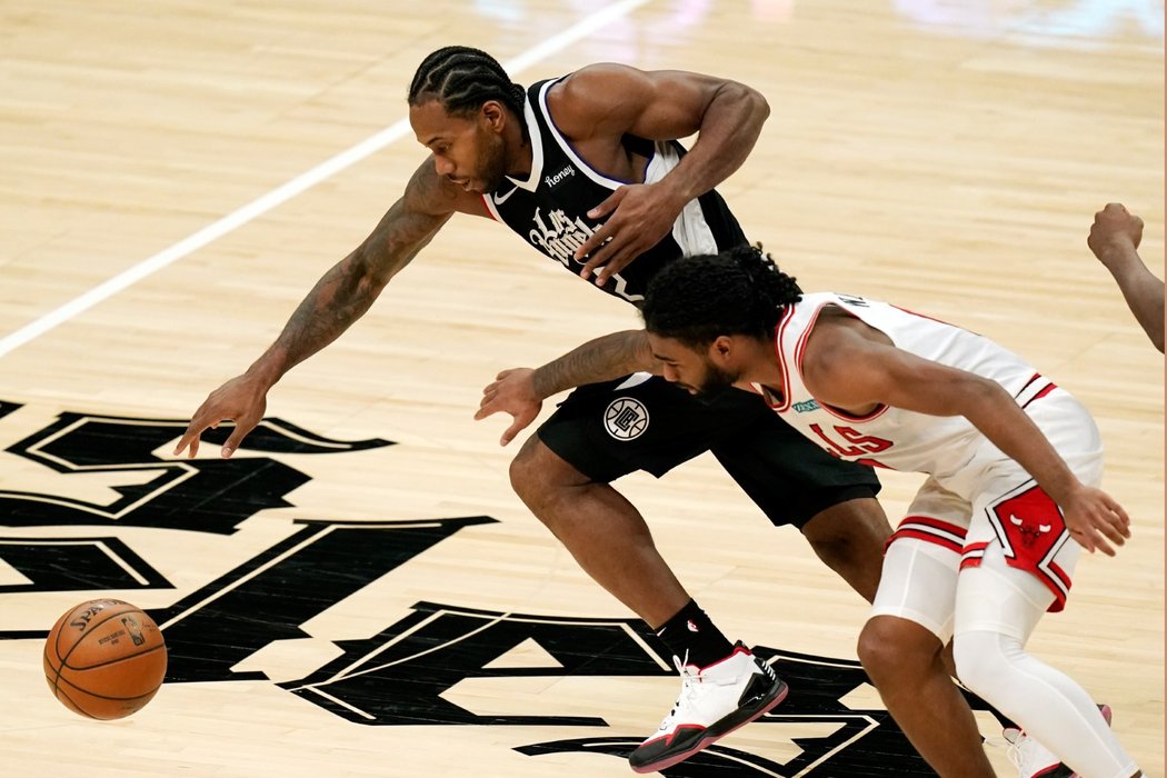 Kawhi Leonard (v černém) z LA Clippers překonal v zápase proti Chicagu hranici 10 tisíc bodů v kariéře