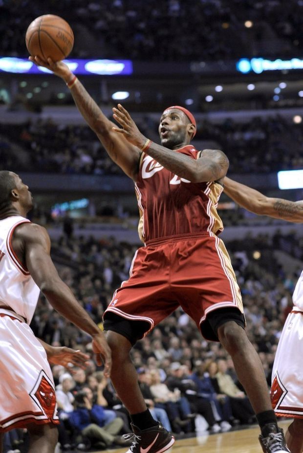 LeBron James bujuje pod košem LeBron James bujuje pod košem
