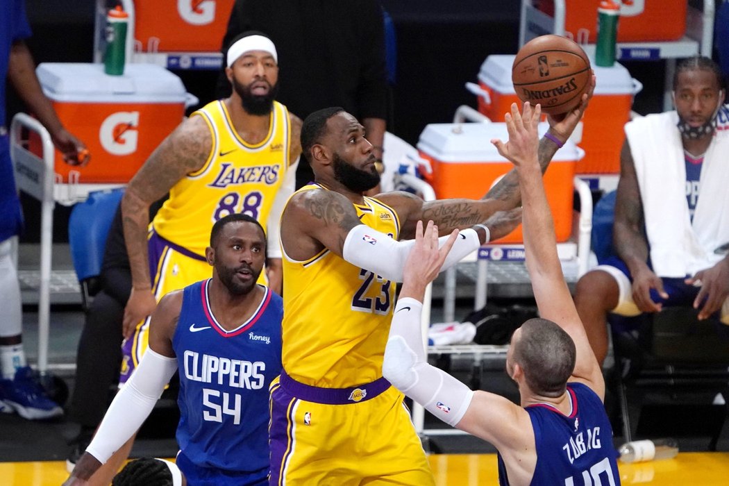 Obhájci titulu Los Angeles Lakers v úvodním zápase nové sezony nestačili na městského rivala Clippers