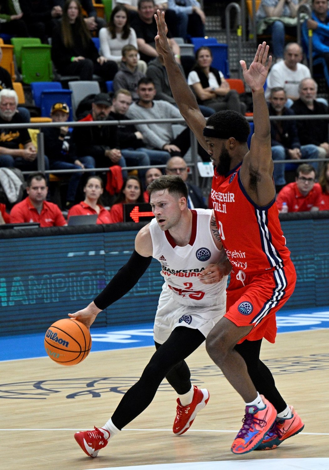 Basketbalisté Nymburka s novými trenéry napotřetí uspěli v Lize mistrů, zdolali turecký Bahcesehir