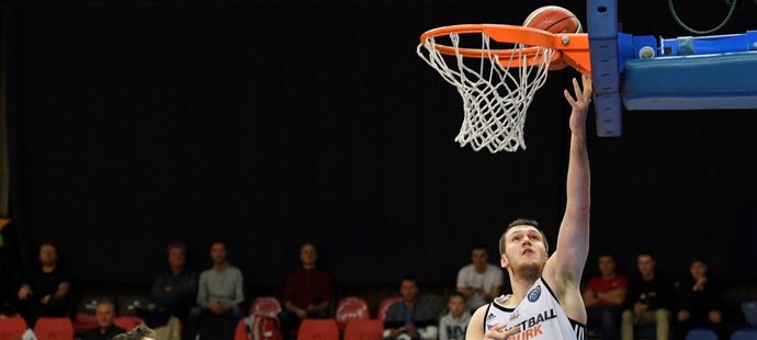 Nymburský basketbalista Martin Peterka dává koš v utkání Ligy mistrů proti Fuenlabradě