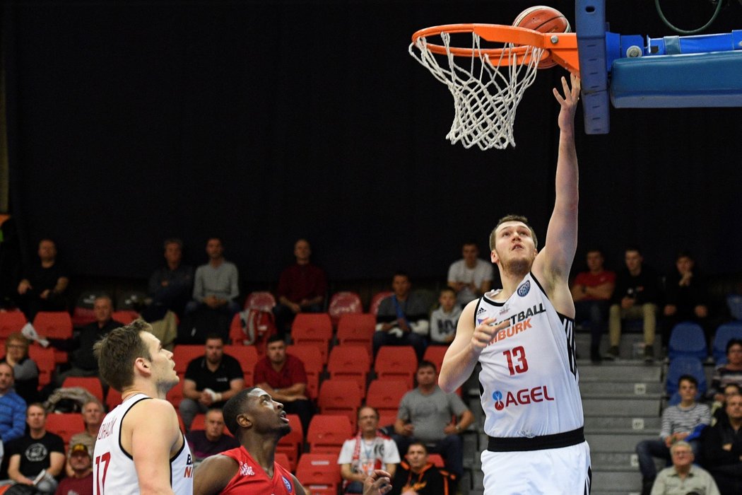 Nymburský basketbalista Martin Peterka dává koš v utkání Ligy mistrů proti Fuenlabradě