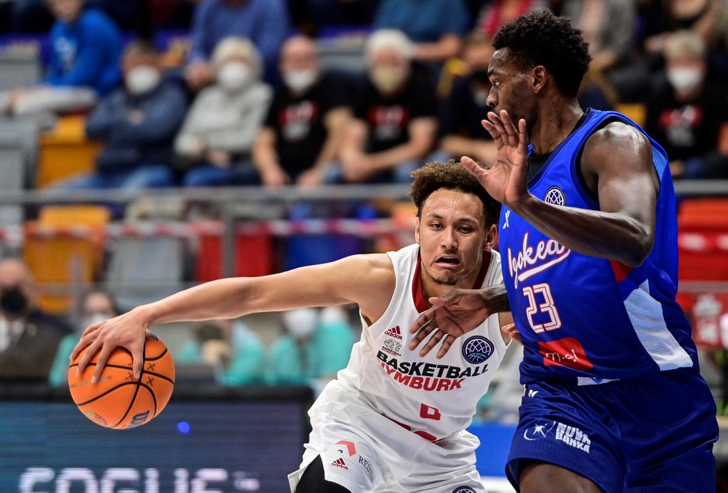 Colbey Ross z Nymburka a DeShawn Stephens z KK Igokea