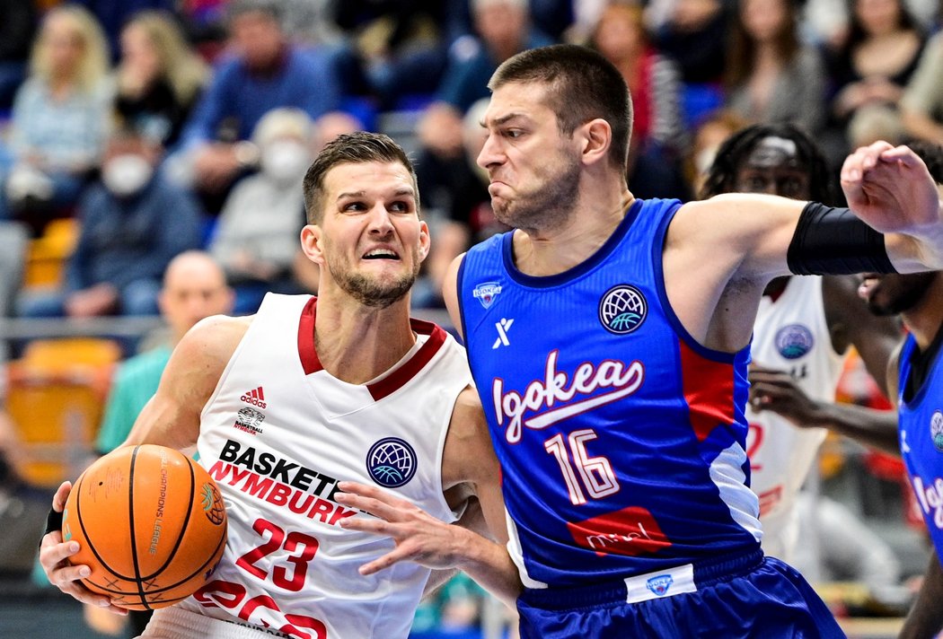 Zleva Lukáš Palyza z Nymburka a Marko Jošilo z KK Igokea