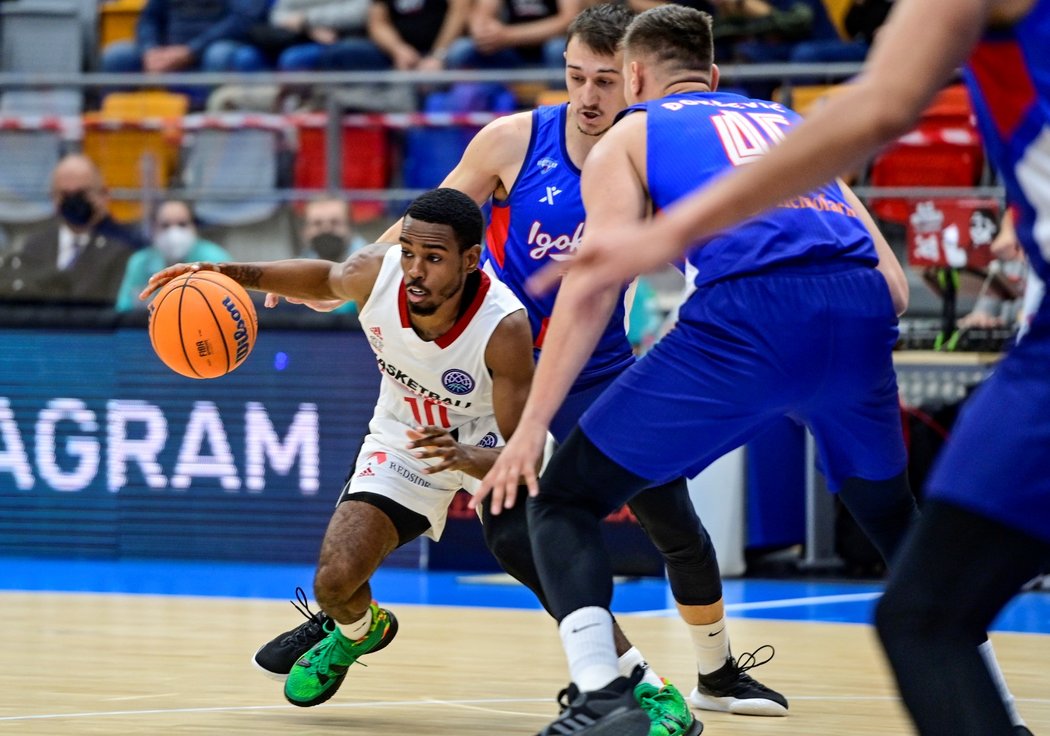 Zleva Jerrick Harding z Nymburka a Darko Talić z KK Igokea