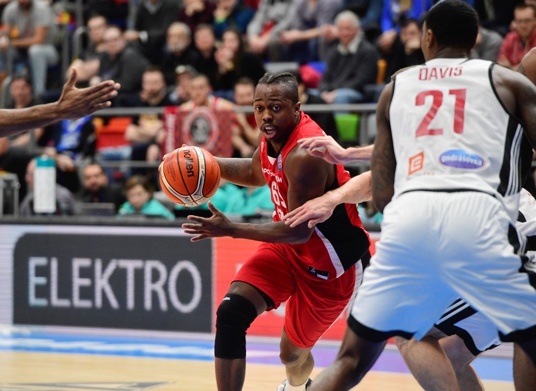 Josh Owens z Hapoelu a Alexander Davis z Nymburka (vpravo).