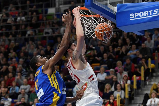 Basketbalisté Nymburka v posledním kole skupiny Ligy mistrů porazili 84:72 Peristeri a díky prohře favorizovaného Tenerife v Bambergu postoupili do osmifinále z prvního místa. Basketbalisté Nymburka v posledním kole skupiny Ligy mistrů porazili 84:72 Peristeri a díky prohře favorizovaného Tenerife v Bambergu postoupili do osmifinále z prvního místa.