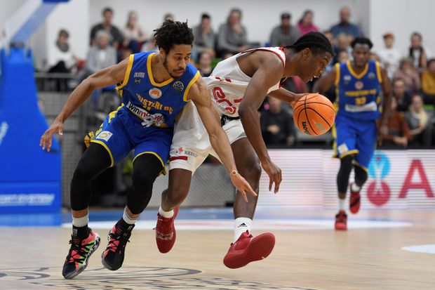 Basketbalisté Nymburka v posledním kole skupiny Ligy mistrů porazili 84:72 Peristeri a díky prohře favorizovaného Tenerife v Bambergu postoupili do osmifinále z prvního místa. Basketbalisté Nymburka v posledním kole skupiny Ligy mistrů porazili 84:72 Peristeri a díky prohře favorizovaného Tenerife v Bambergu postoupili do osmifinále z prvního místa.