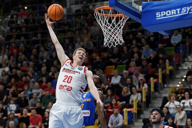 Basketbalisté Nymburka v posledním kole skupiny Ligy mistrů porazili 84:72 Peristeri a díky prohře favorizovaného Tenerife v Bambergu postoupili do osmifinále z prvního místa. Basketbalisté Nymburka v posledním kole skupiny Ligy mistrů porazili 84:72 Peristeri a díky prohře favorizovaného Tenerife v Bambergu postoupili do osmifinále z prvního místa.