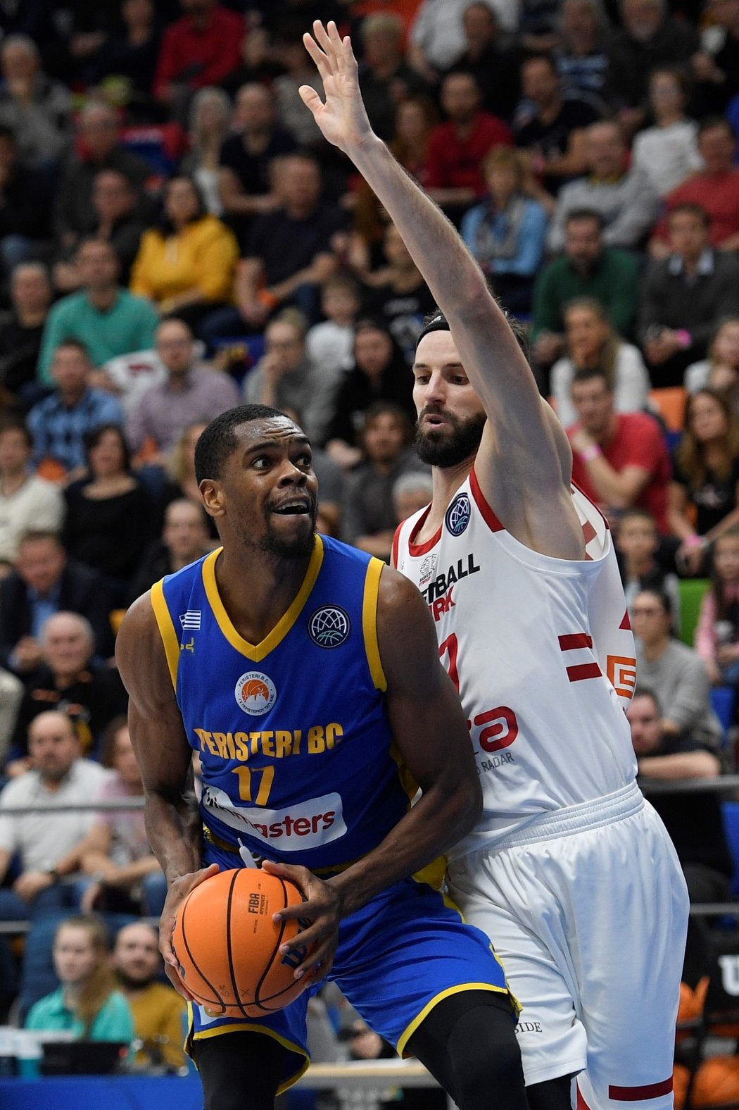 Basketbalisté Nymburka v posledním kole skupiny Ligy mistrů porazili 84:72 Peristeri a díky prohře favorizovaného Tenerife v Bambergu postoupili do osmifinále z prvního místa.