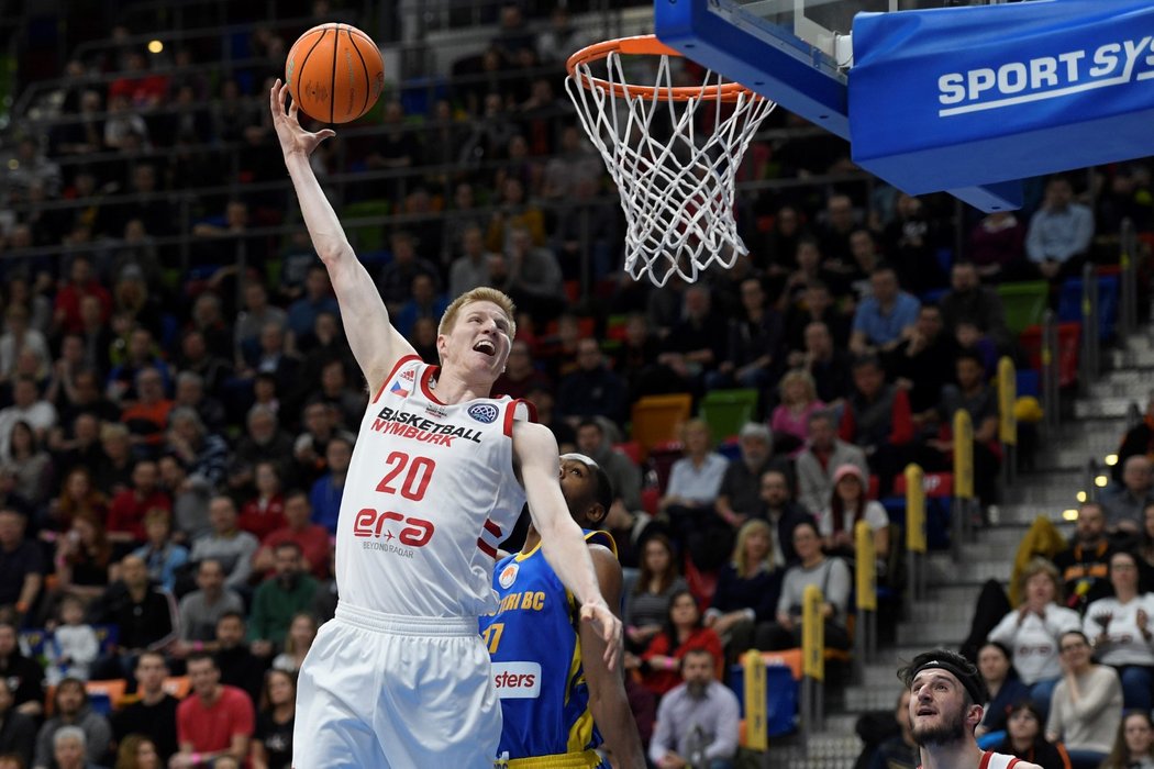 Basketbalisté Nymburka v posledním kole skupiny Ligy mistrů porazili 84:72 Peristeri a díky prohře favorizovaného Tenerife v Bambergu postoupili do osmifinále z prvního místa.