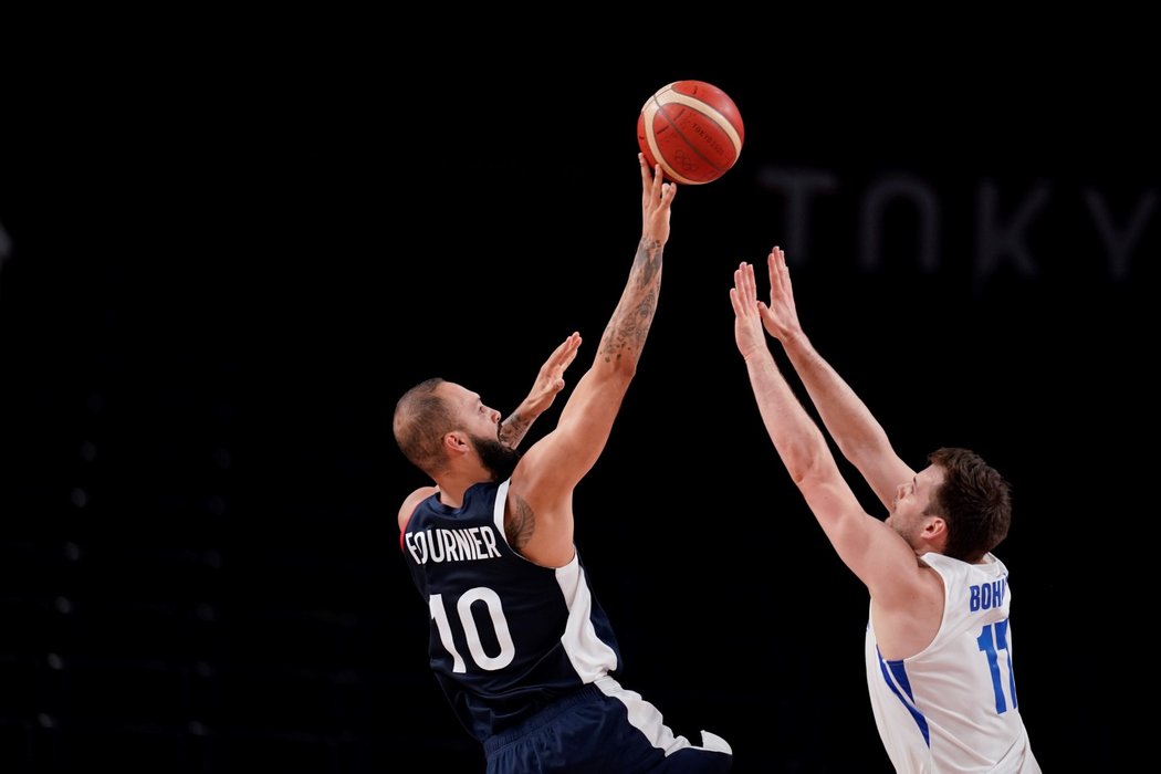 Francouz Evan Fournier střílí proti České republice