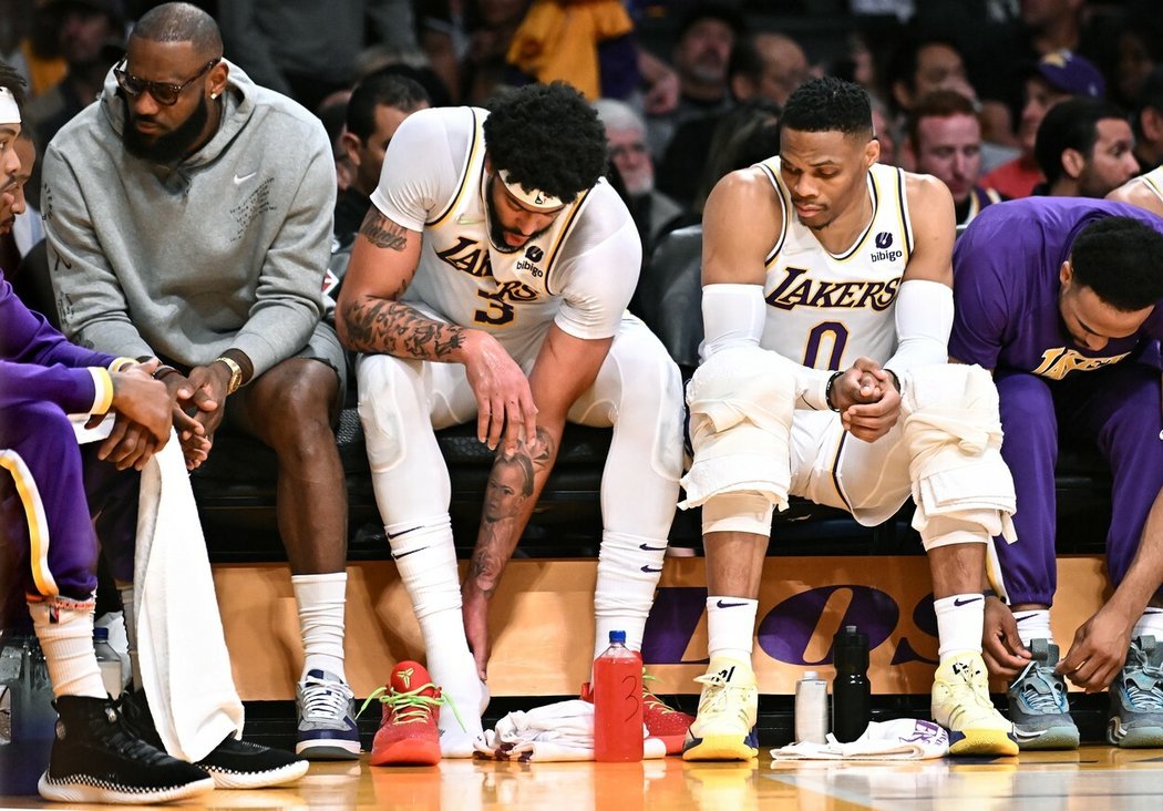 Smutné trio hvězd Lakers. Zleva LeBron James, Anthony Davis a Russell Westbrook